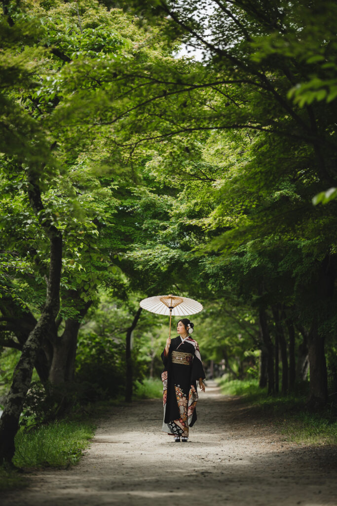 緑の背景の女性